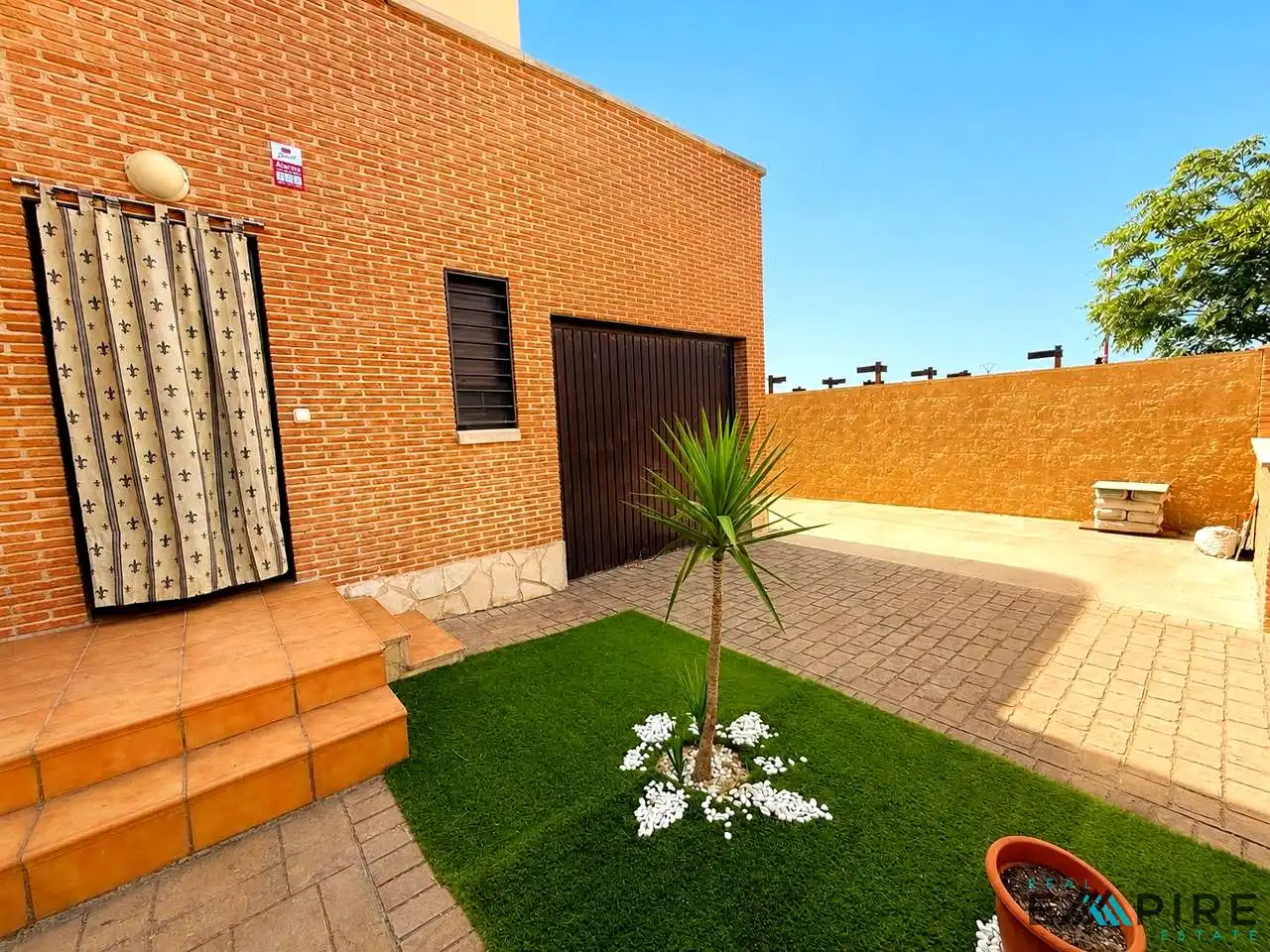 Terrassa de Casa adosada en venda en Noez amb Calefacció i Jardí privat