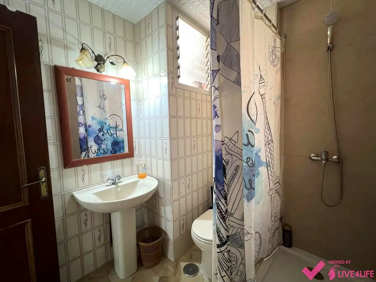 Bathroom of Flat for share in Sevilla  with Air Conditioner, Heating and Furnished