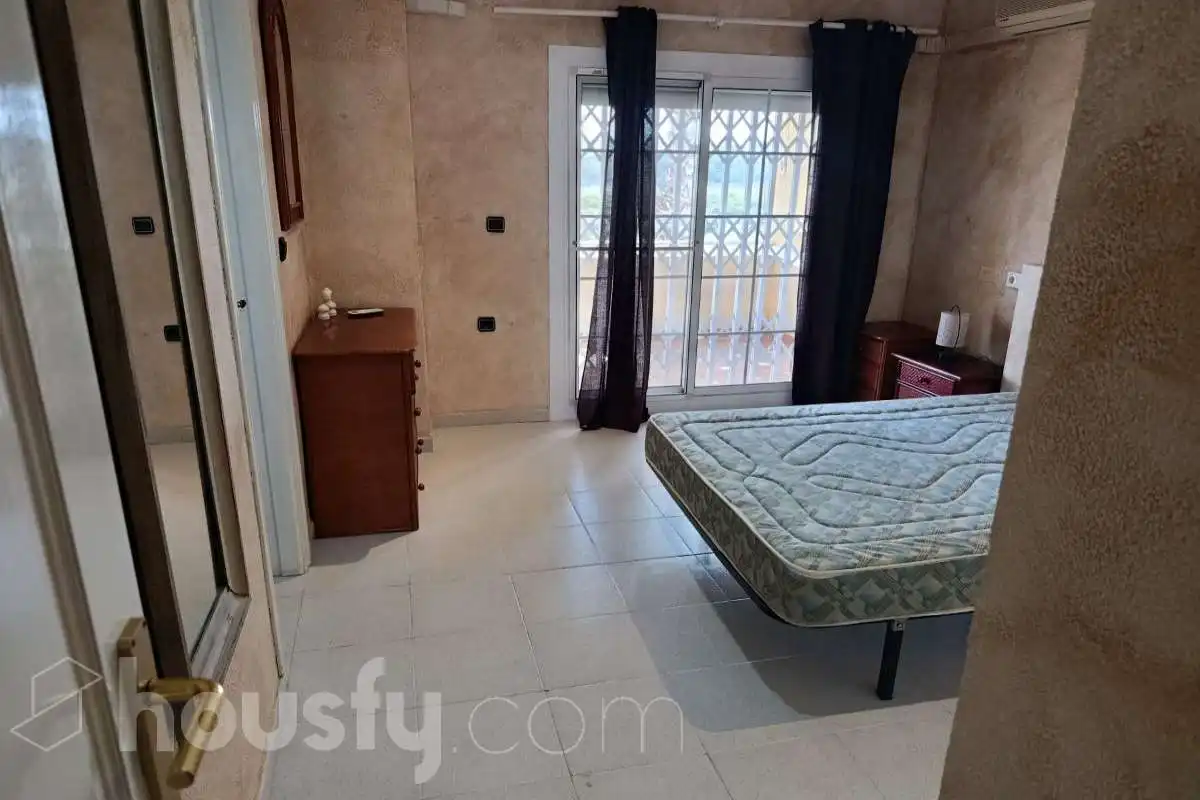 Dormitori de Casa adosada de lloguer en Torrevieja amb Aire condicionat, Terrassa i Traster