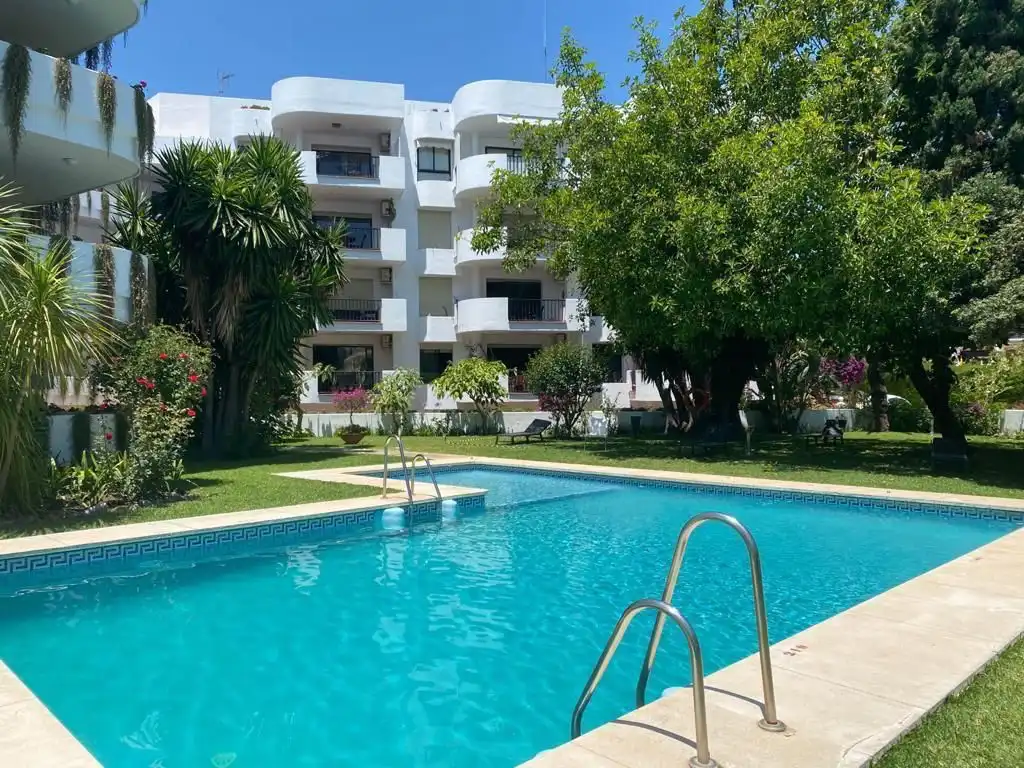 Piscina de Piso de alquiler en Marbella con Amueblado y Se aceptan mascotas