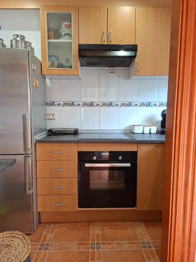 Cocina de Apartamento de alquiler en Pineda de Mar con Aire acondicionado, Amueblado y Horno