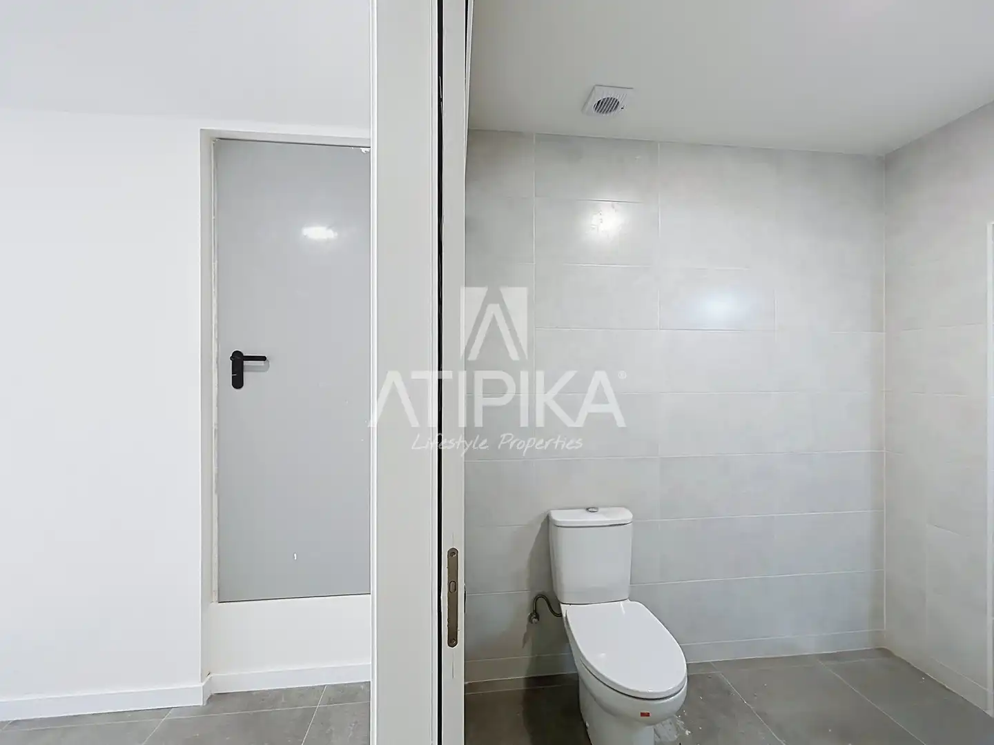 Bathroom of Commercial properties for rent in Barcelona  with Air Conditioner