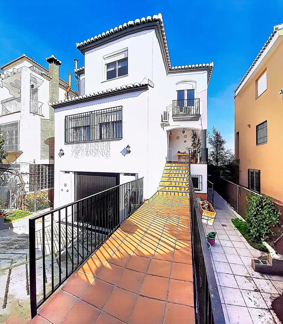 Vista exterior de Casa o chalet en venta en Cúllar Vega con Aire acondicionado, Calefacción y Jardín privado