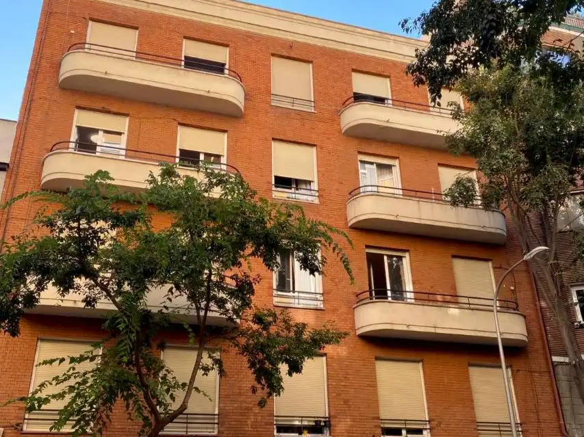 Außenansicht von Wohnung zur Miete in  Madrid Capital mit Balkon