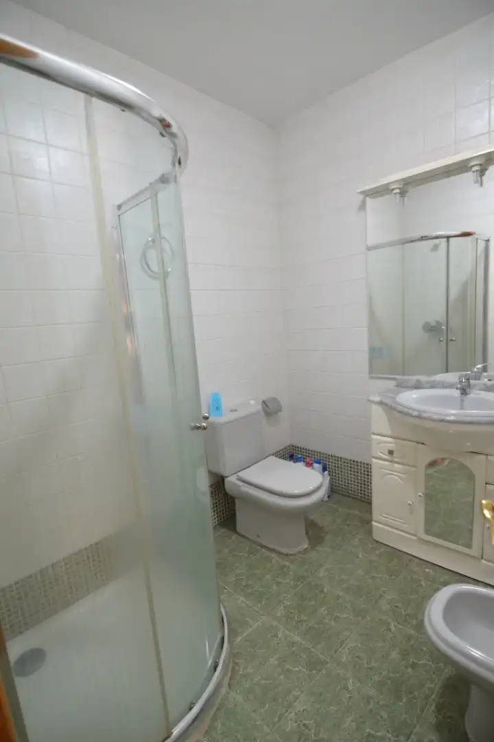 Baño de Piso de alquiler en Plasencia con Aire acondicionado, Calefacción y Amueblado