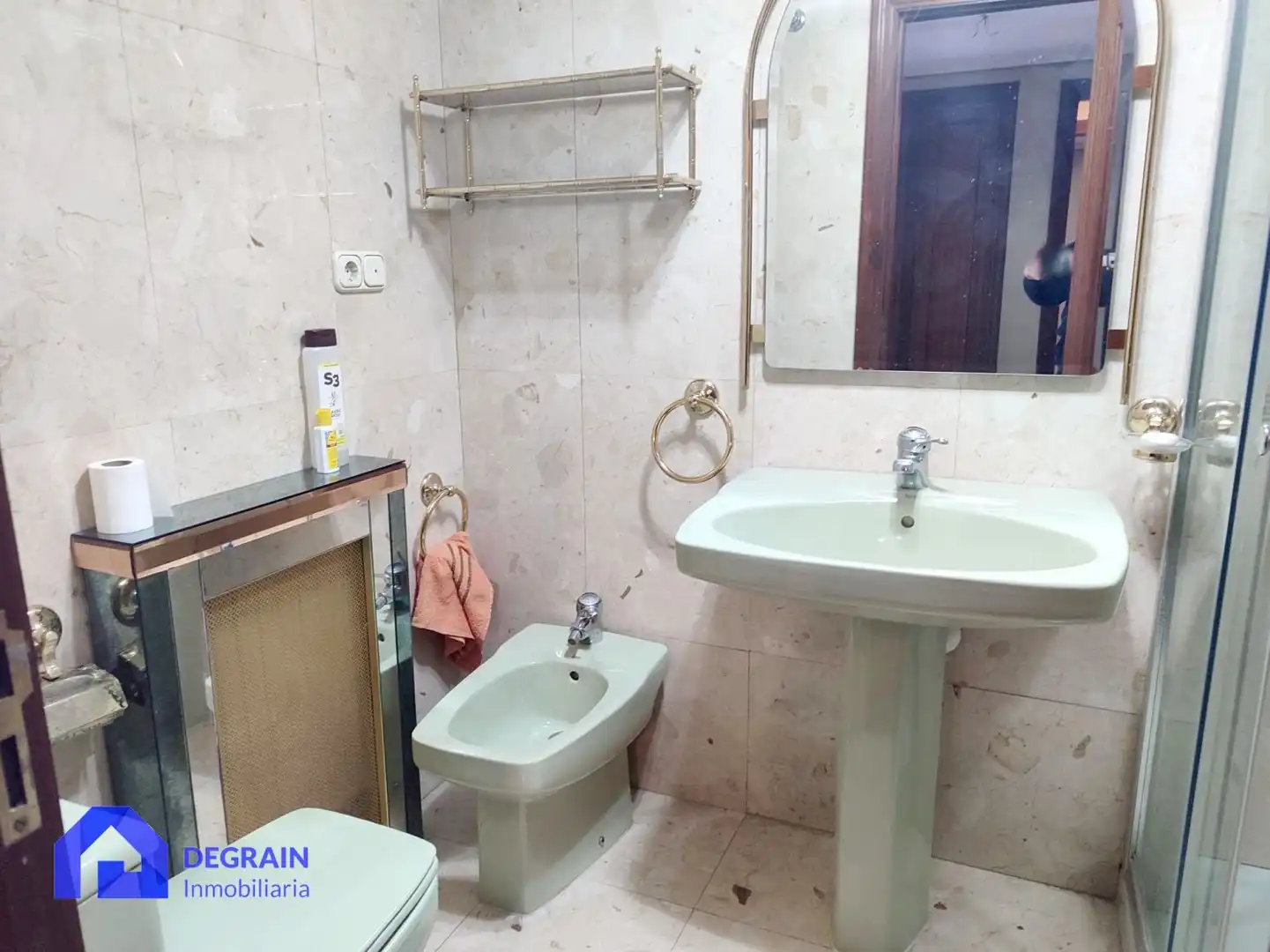 Baño de Piso de alquiler en Oviedo  con Terraza y Trastero