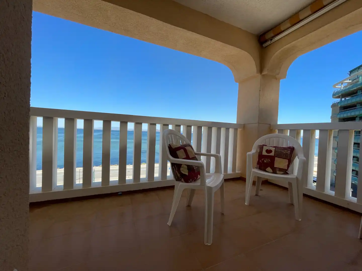 Terrasse von Wohnung zum Verkauf in La Manga del Mar Menor mit Klimaanlage, Terrasse und Möbliert