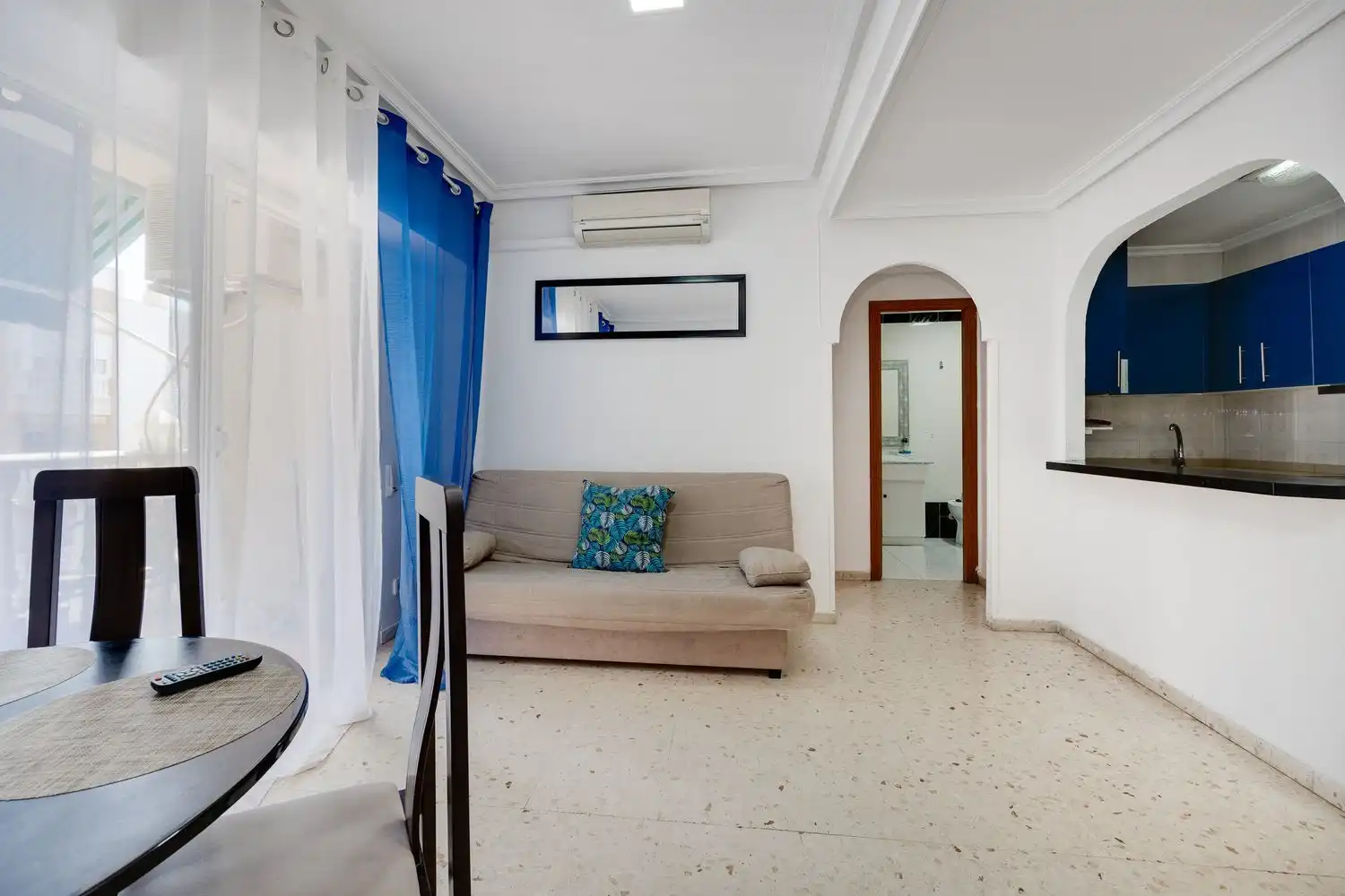 Sala de estar de Piso en venta en Torrevieja con Aire acondicionado, Terraza y Amueblado