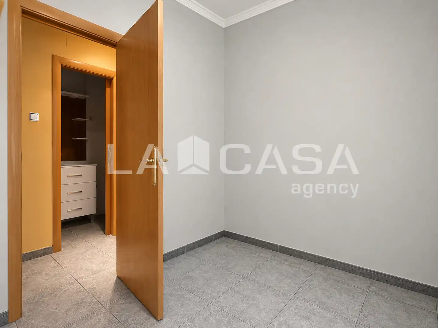 Piso en venta en Santa Coloma de Gramenet con Amueblado, Horno y Balcón