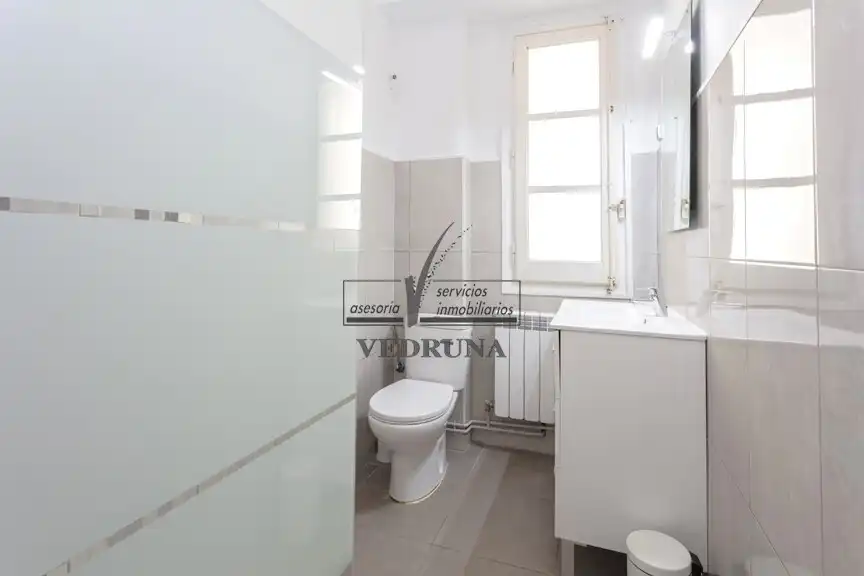 Badezimmer von Wohnung zur Miete in Zaragoza mit Heizung