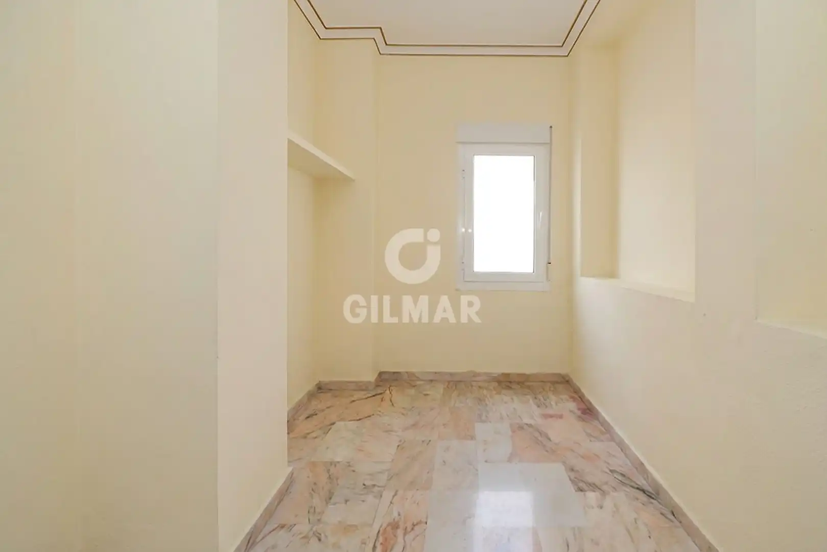 Habitación de Local en venta en Marbella con Calefacción