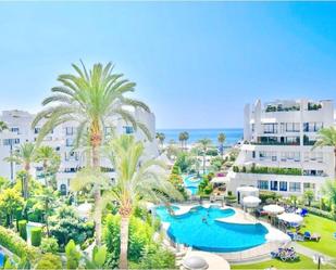 Vista exterior de Àtic de lloguer en Marbella amb Aire condicionat, Terrassa i Piscina