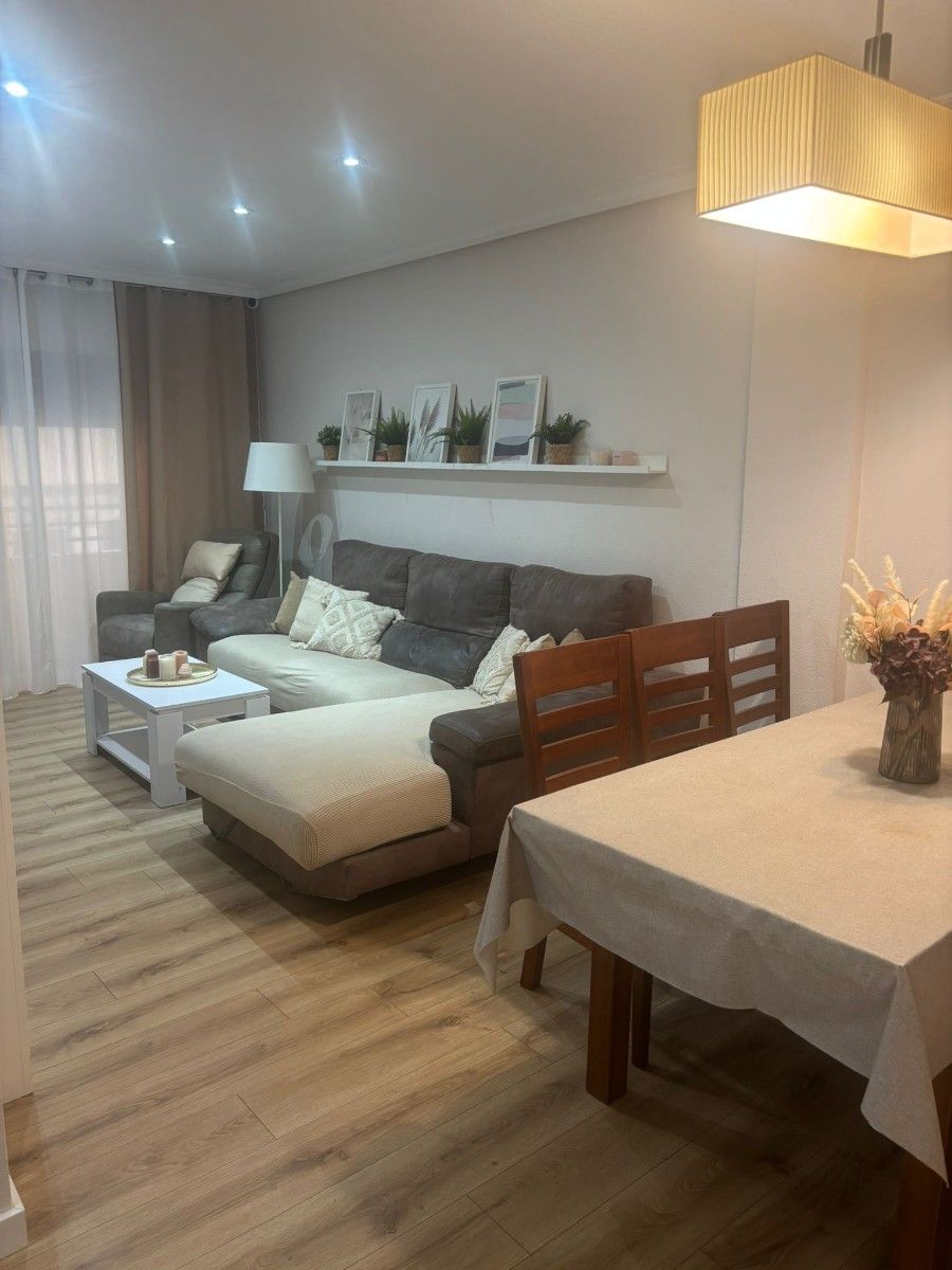 Sala d'estar de Apartament en venda en Elda amb Calefacció, Terrassa i Forn