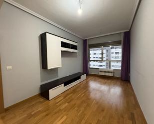 Living room of Flat for sale in  Madrid Capital  with Heating, Private garden and Storage room