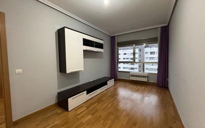 Living room of Flat for sale in  Madrid Capital  with Heating, Private garden and Storage room