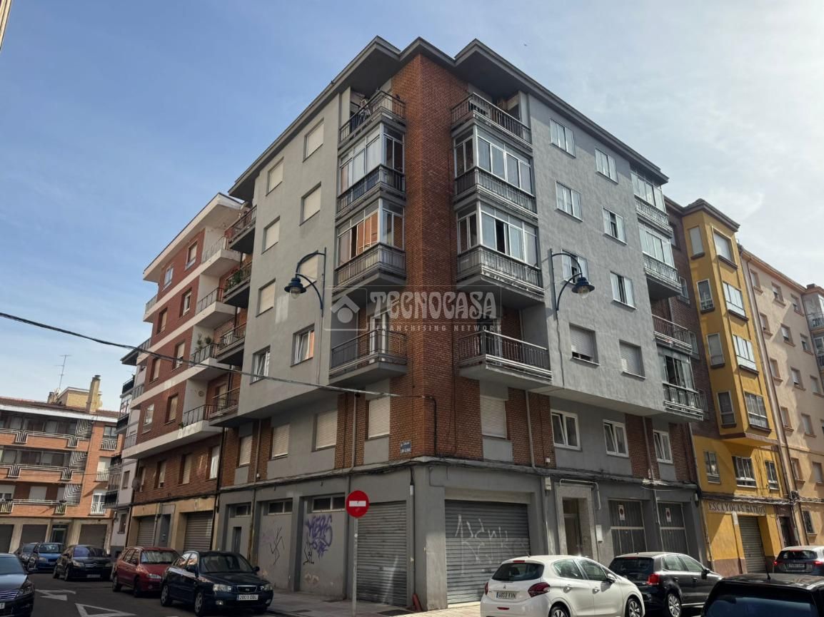 Vista exterior de Piso de alquiler en León Capital  con Calefacción, Parquet y Amueblado