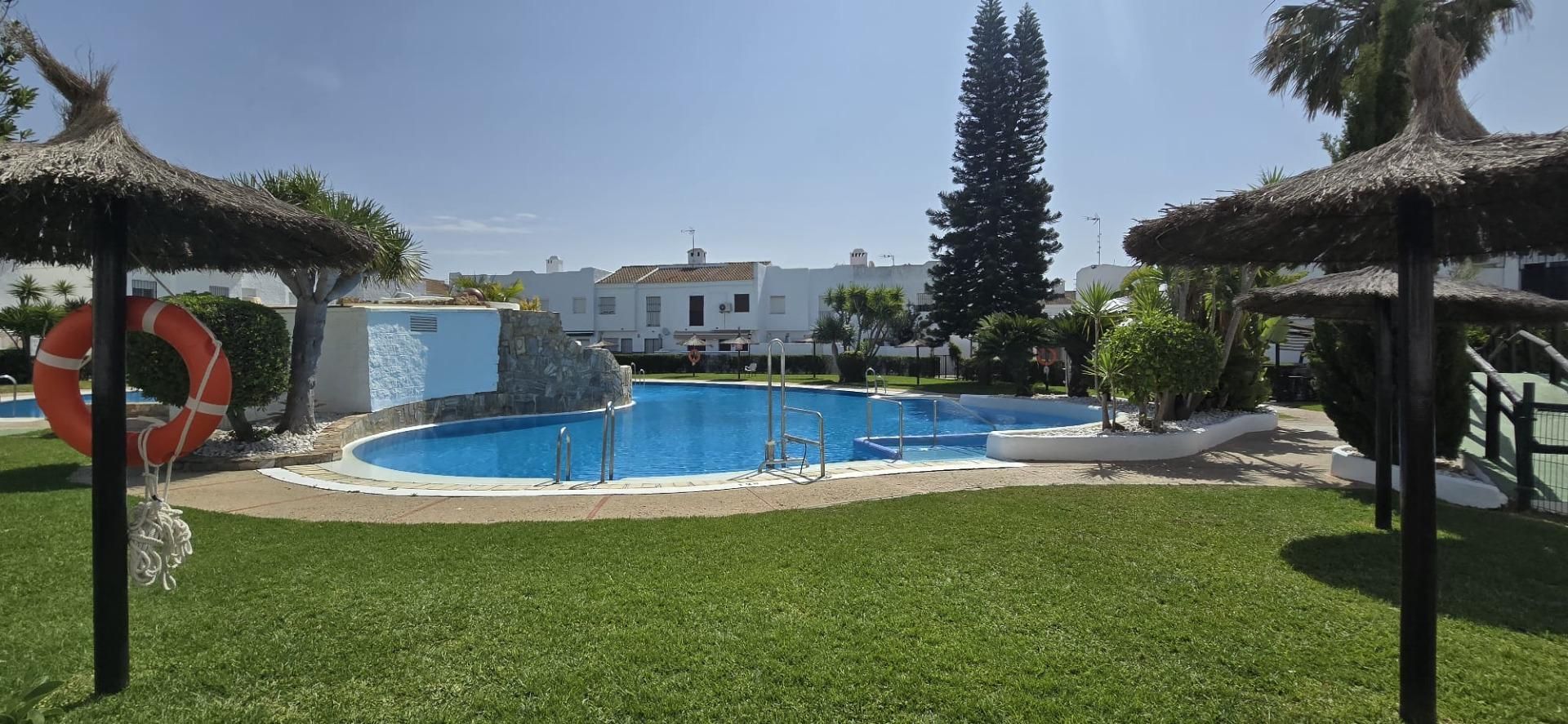 Piscina de Casa adosada en venda en Chiclana de la Frontera amb Jardí privat, Terrassa i Piscina comunitària