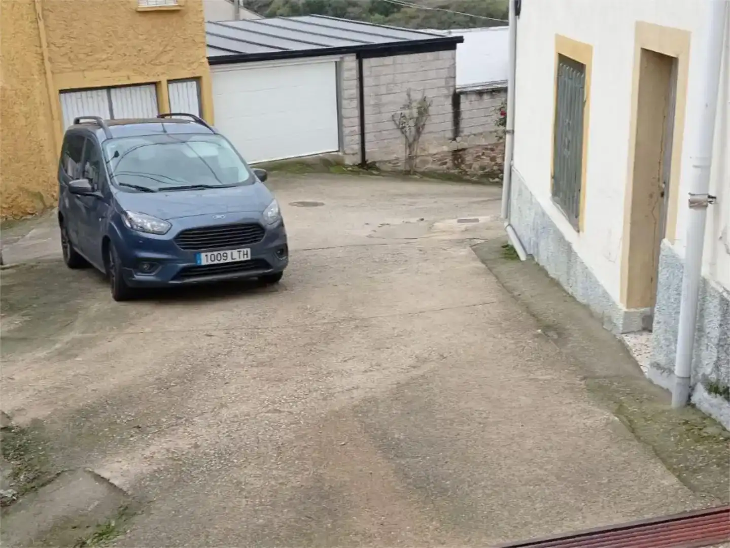 Aparcament de Casa adosada en venda en Petín amb Moblat