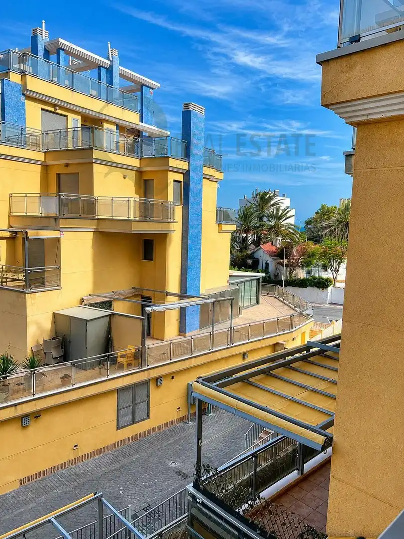Vista exterior de Piso de alquiler en El Campello con Aire acondicionado, Jardín privado y Terraza