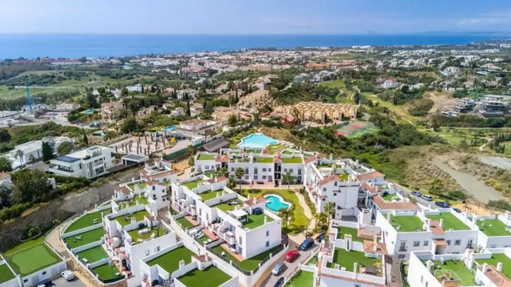Vista exterior de Planta baixa en venda en Benahavís amb Aire condicionat, Terrassa i Piscina