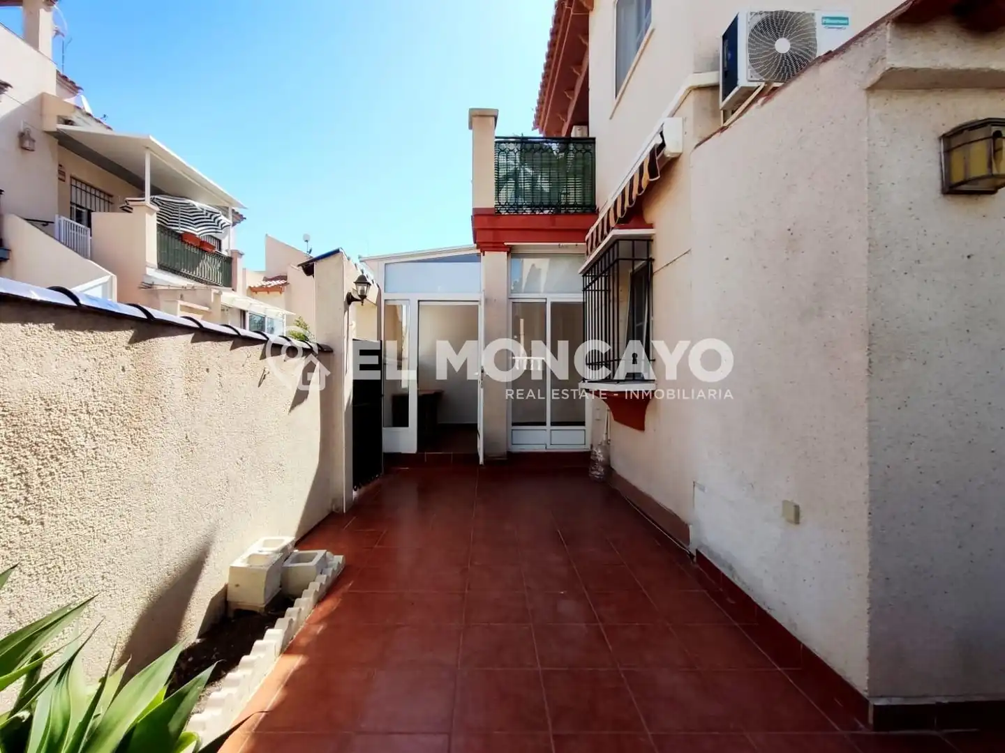 Vista exterior de Casa o xalet en venda en Orihuela amb Aire condicionat, Calefacció i Jardí privat