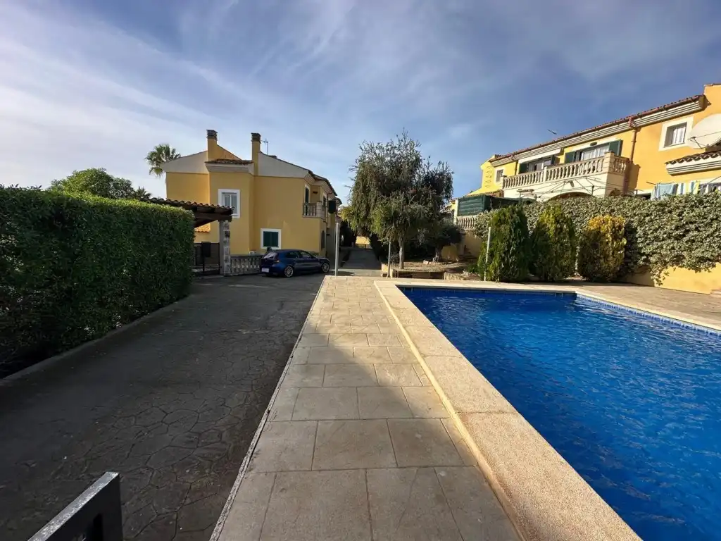 Vista exterior de Casa adosada en venda en Calvià amb Aire condicionat, Jardí privat i Terrassa
