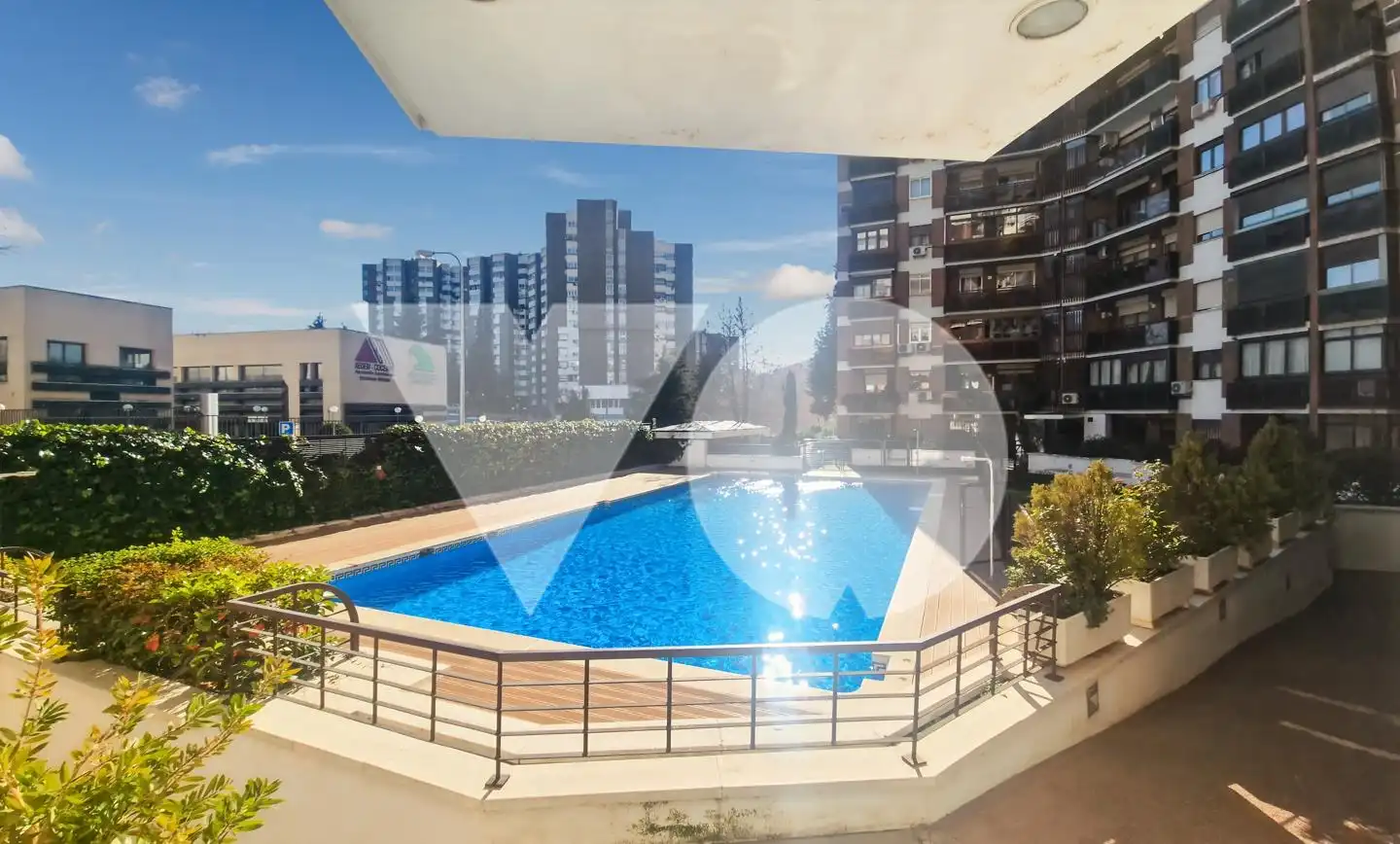 Piscina de Pis en venda en Madrid amb Aire condicionat i Terrassa