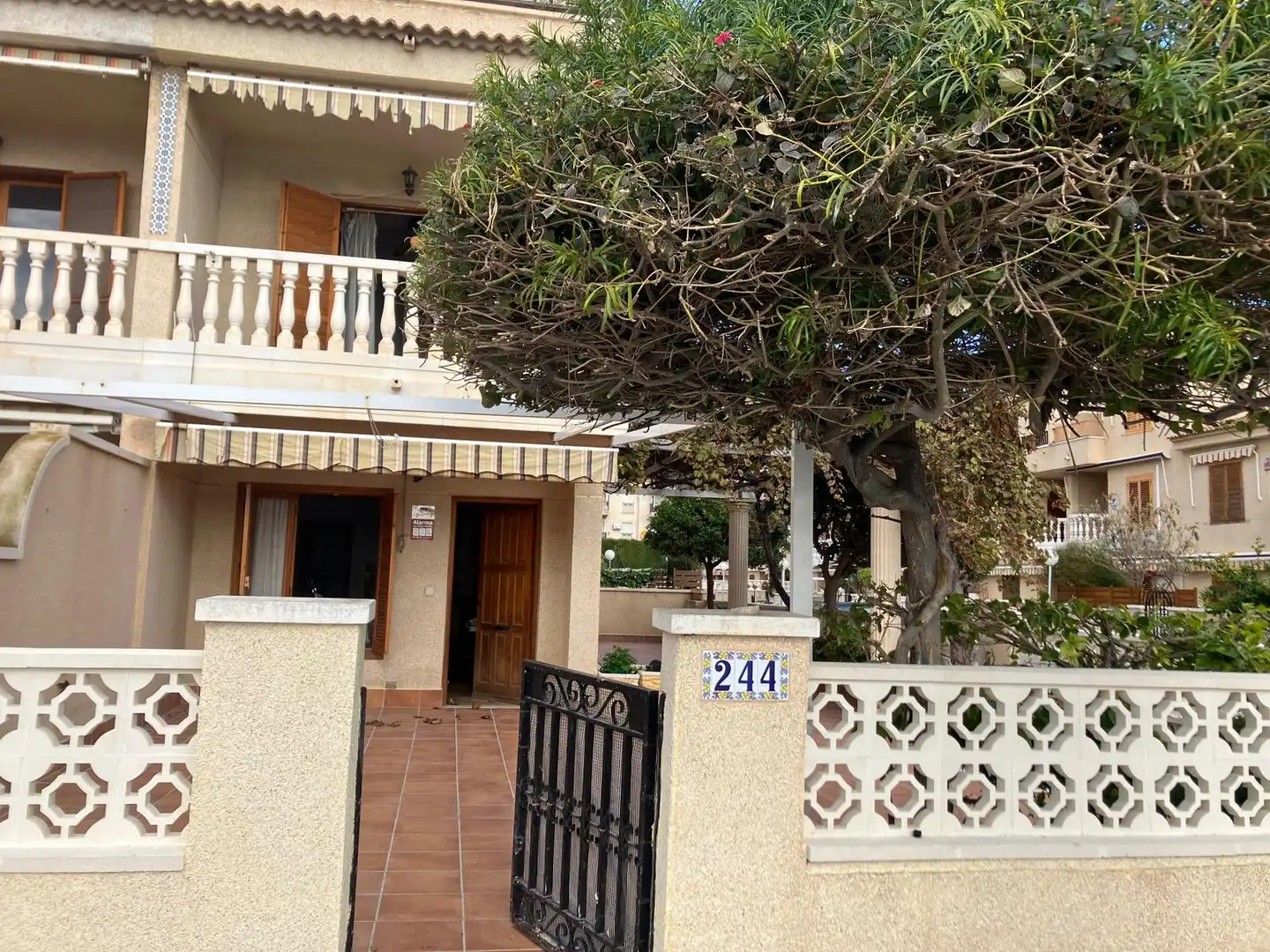 Vista exterior de Casa adosada de alquiler en Santa Pola con Amueblado y Se aceptan mascotas