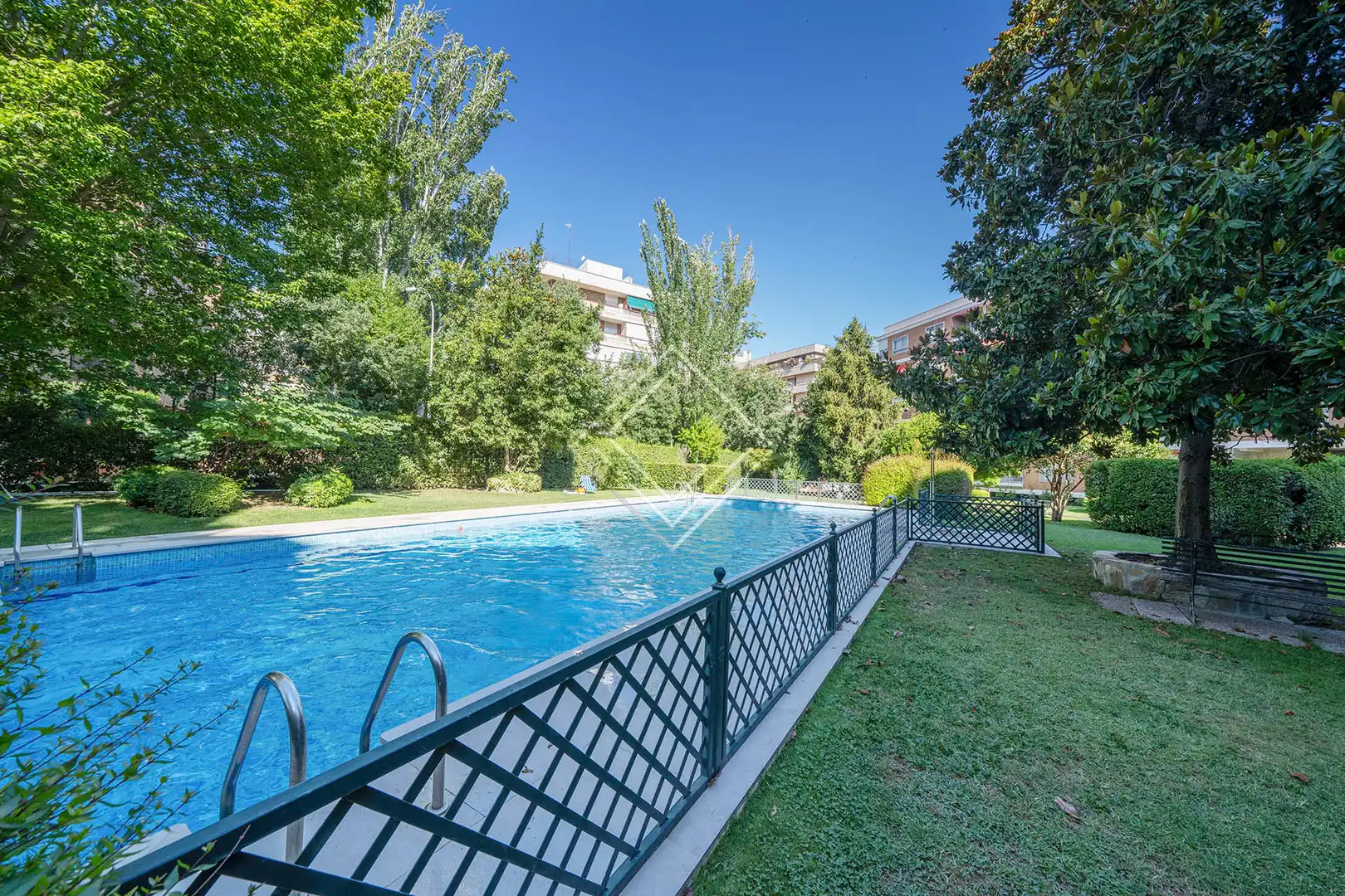 Piscina de Pis en venda en Madrid amb Jardí privat, Terrassa i Piscina comunitària
