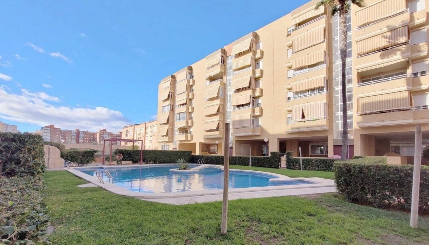 Vista exterior de Pis de lloguer en Alicante / Alacant amb Aire condicionat, Terrassa i Piscina comunitària
