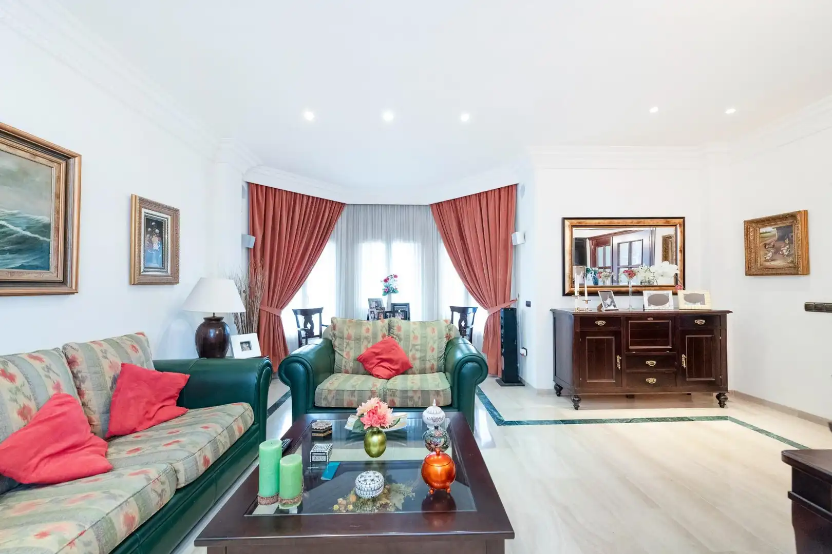 Sala d'estar de Casa o xalet en venda en Rincón de la Victoria amb Aire condicionat, Jardí privat i Terrassa