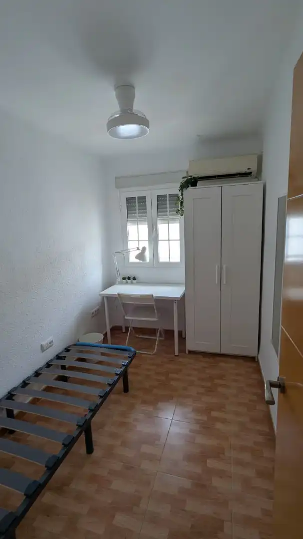 Habitación de Piso de alquiler en Sevilla con Aire acondicionado y Amueblado