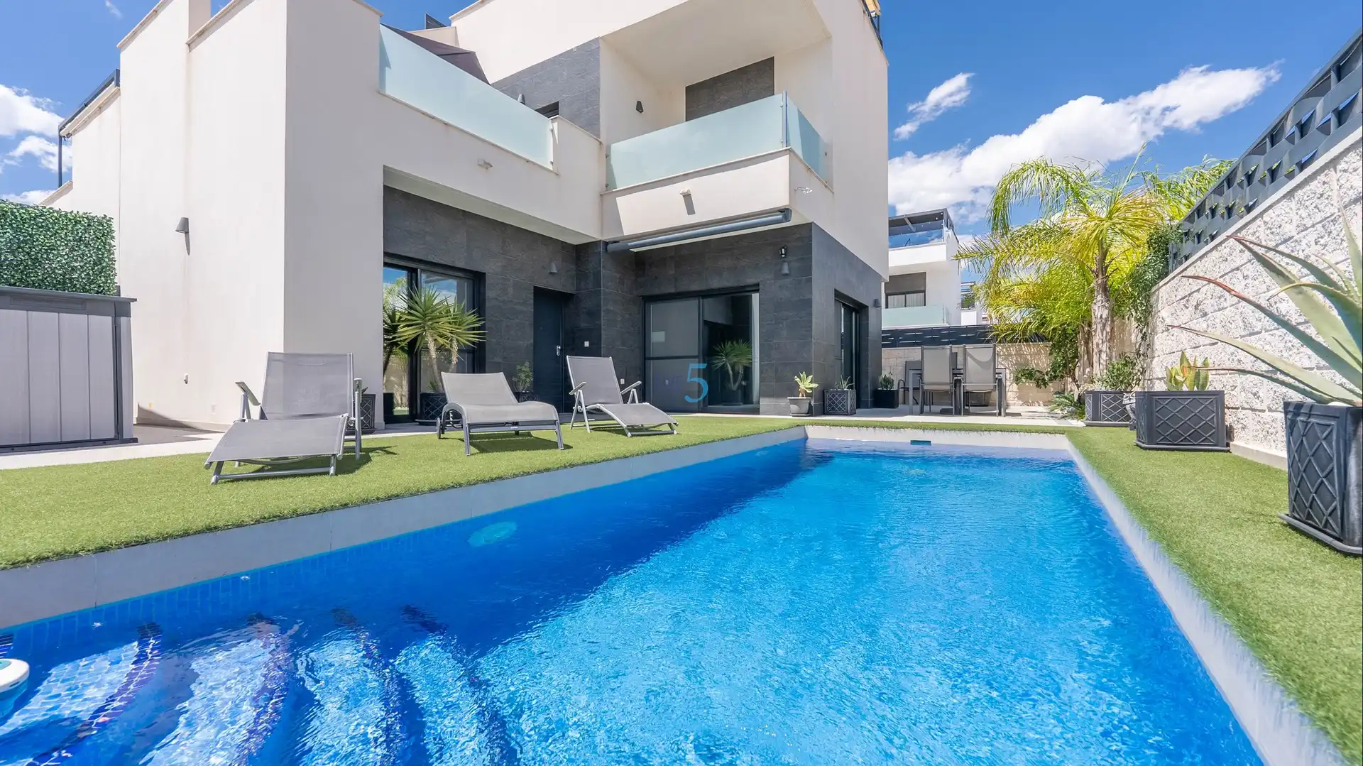 House with pool for sale in Benijófar