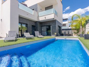 Casa amb piscina en venda a Benijófar