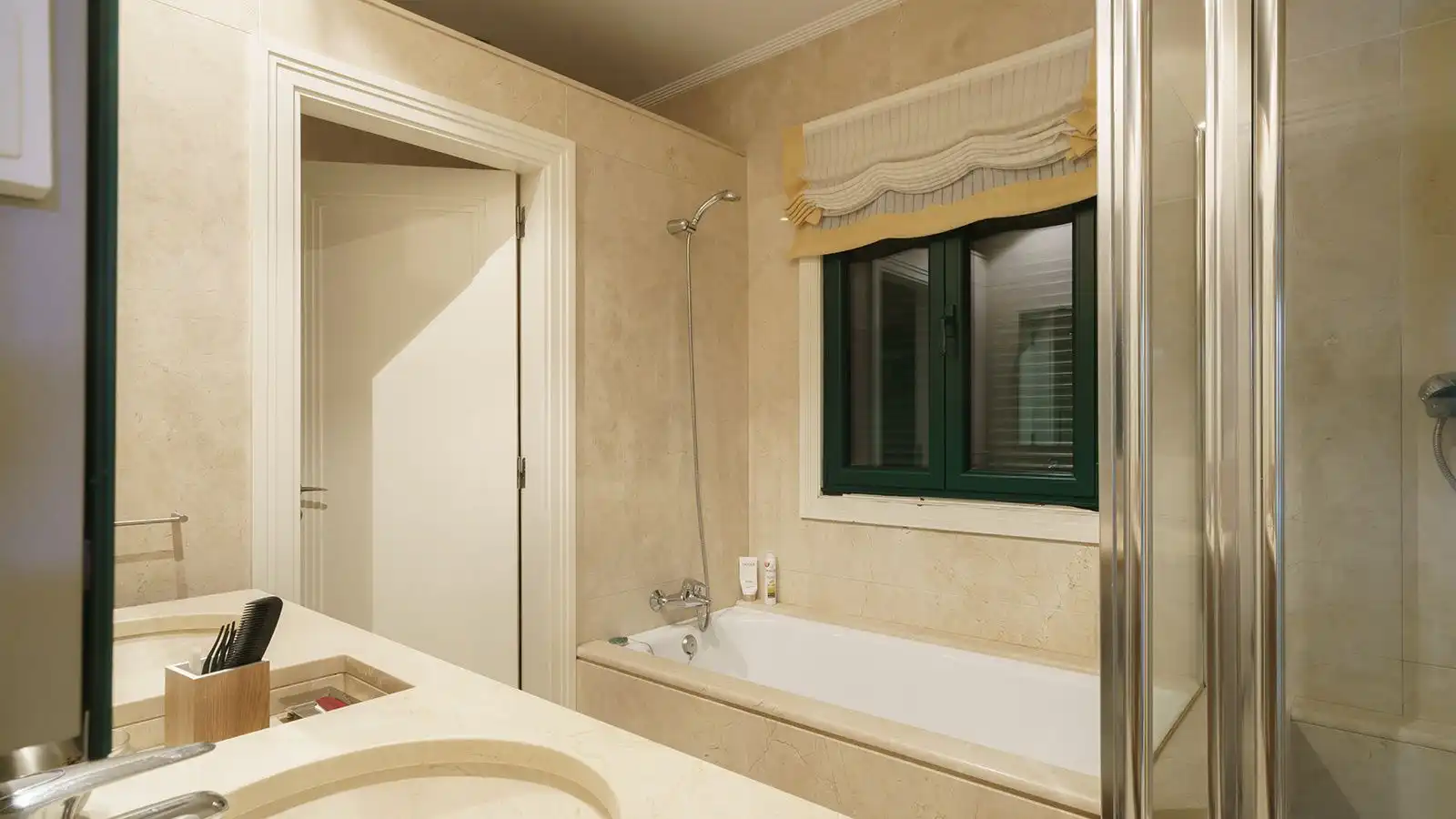 Baño de Casa o chalet en venta en Oleiros con Calefacción, Jardín privado y Parquet