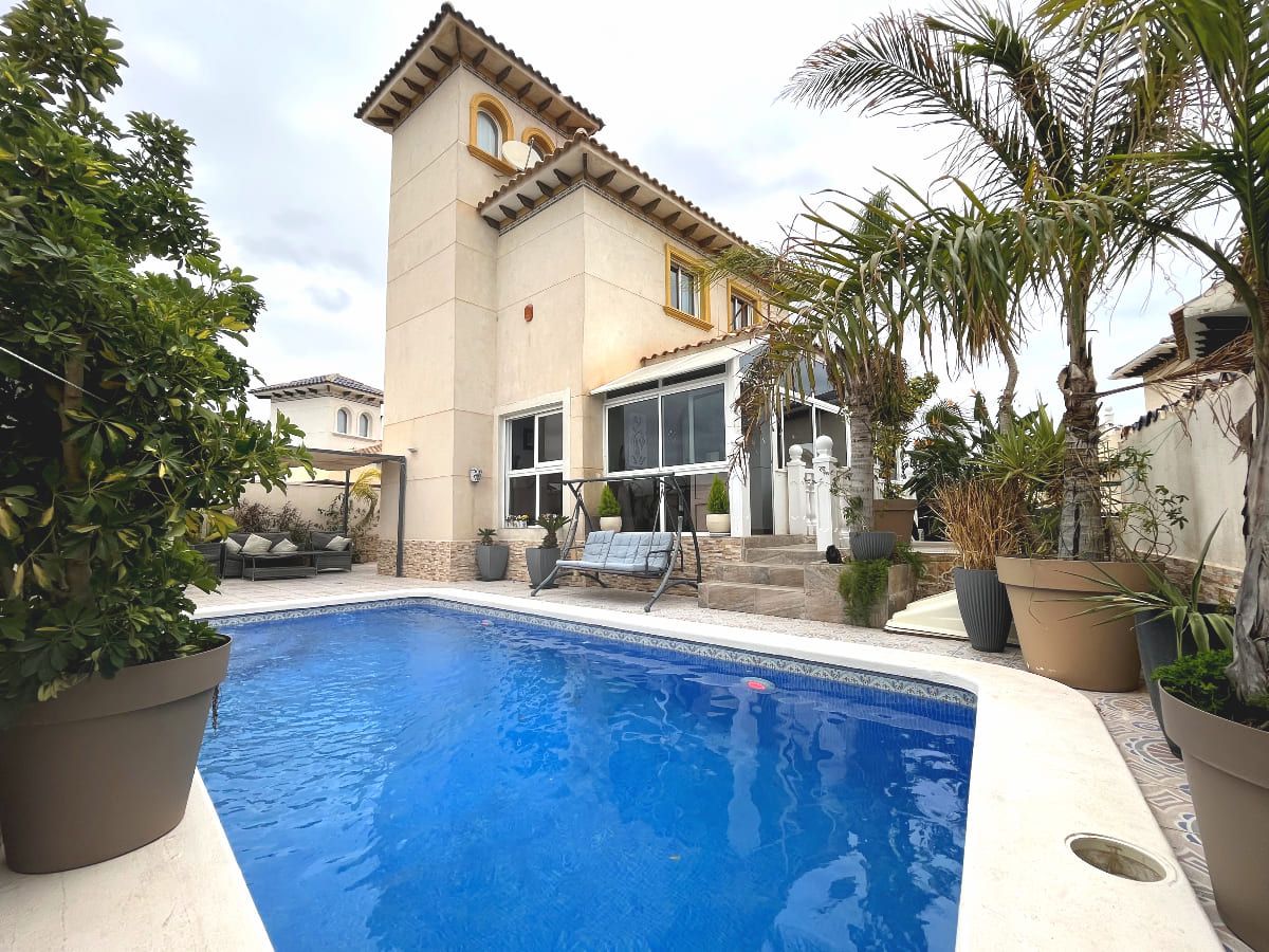 Vista exterior de Casa o xalet en venda en Orihuela amb Aire condicionat, Jardí privat i Parquet