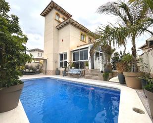 Vista exterior de Casa o xalet en venda en Orihuela amb Aire condicionat, Jardí privat i Parquet