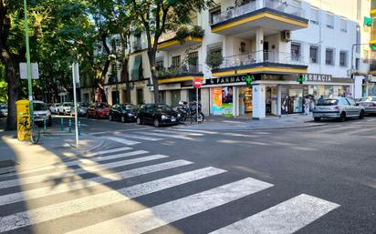 Vista exterior de Local en venda en  Sevilla Capital amb Aire condicionat