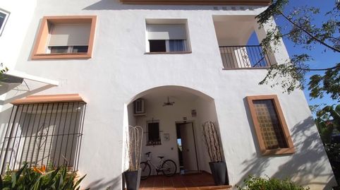 Foto 3 de Casa adosada de alquiler en Avenida del Golf, 11, La Alcaidesa, Cádiz