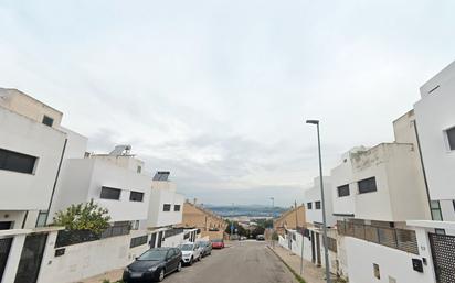 Vista exterior de Casa adosada en venda en Algeciras amb Terrassa, Traster i Moblat
