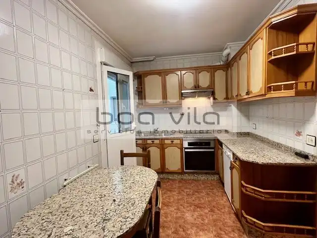 Küche von Wohnung zum Verkauf in Pontevedra Capital  mit Heizung, Parkett und Abstellraum