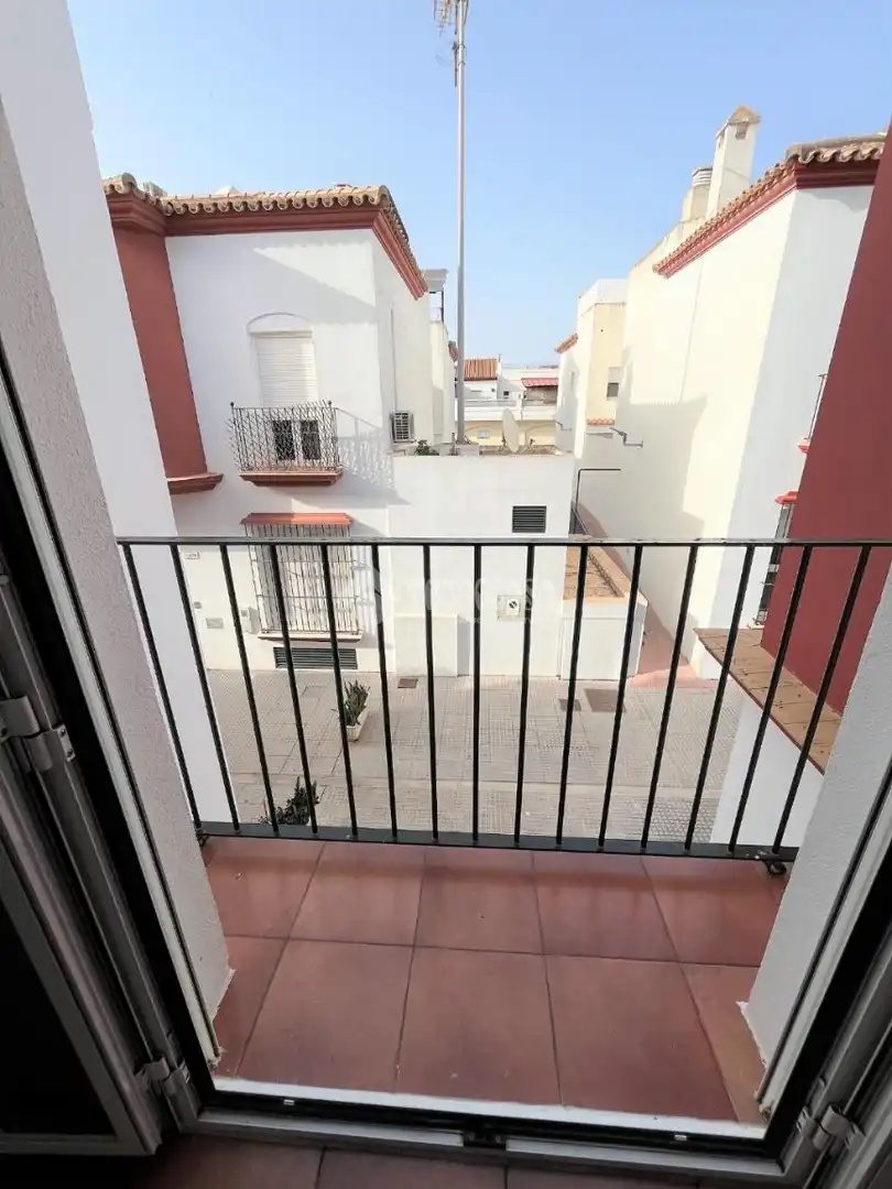 Vista exterior de Casa adosada en venda en San Fernando amb Terrassa i Balcó