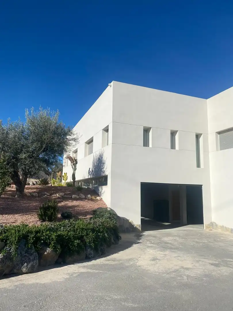 Vista exterior de Casa o xalet en venda en Elda amb Aire condicionat, Jardí privat i Terrassa