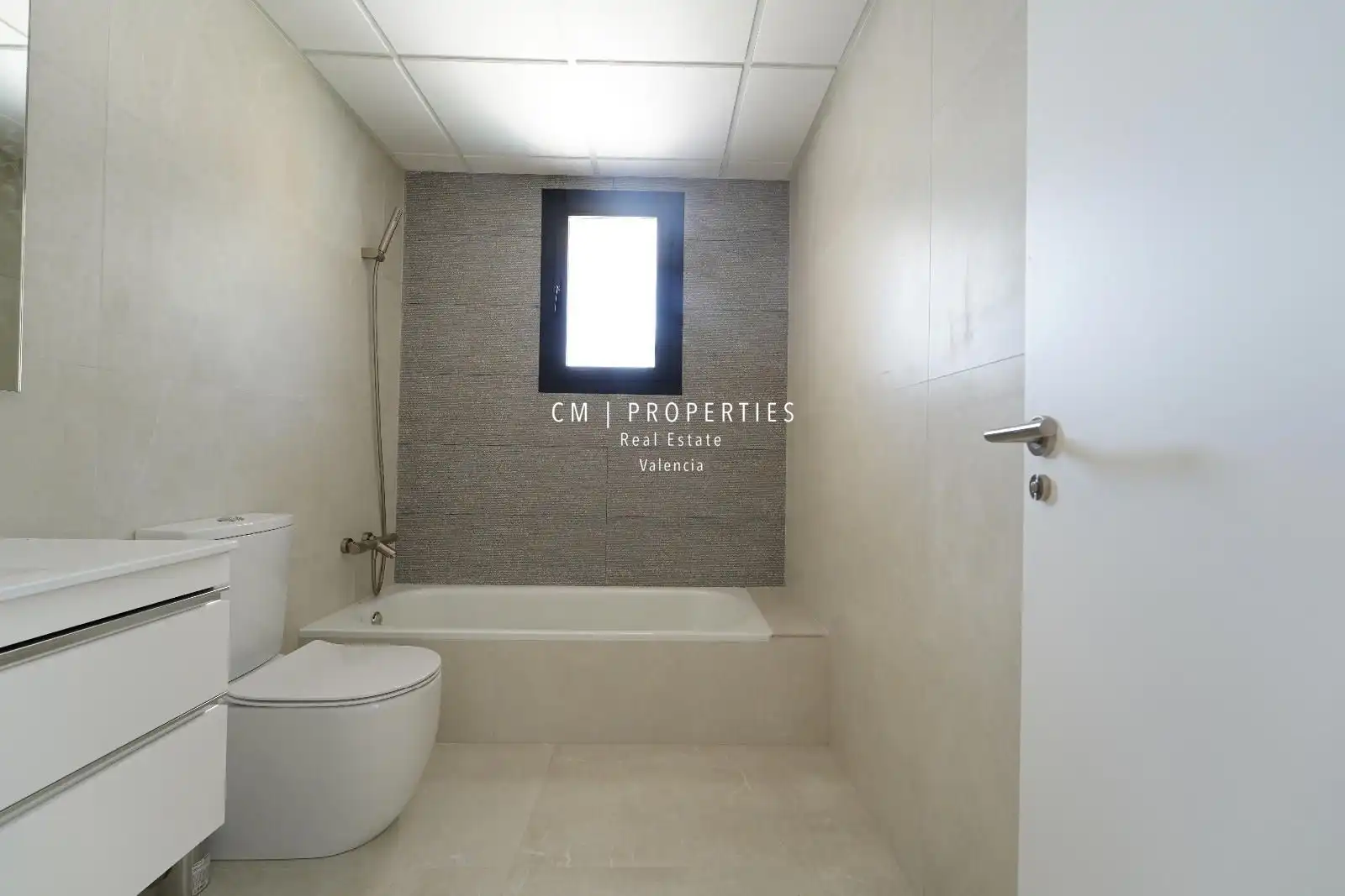 Baño de Casa adosada de alquiler en Chiva con Aire acondicionado, Calefacción y Jardín privado