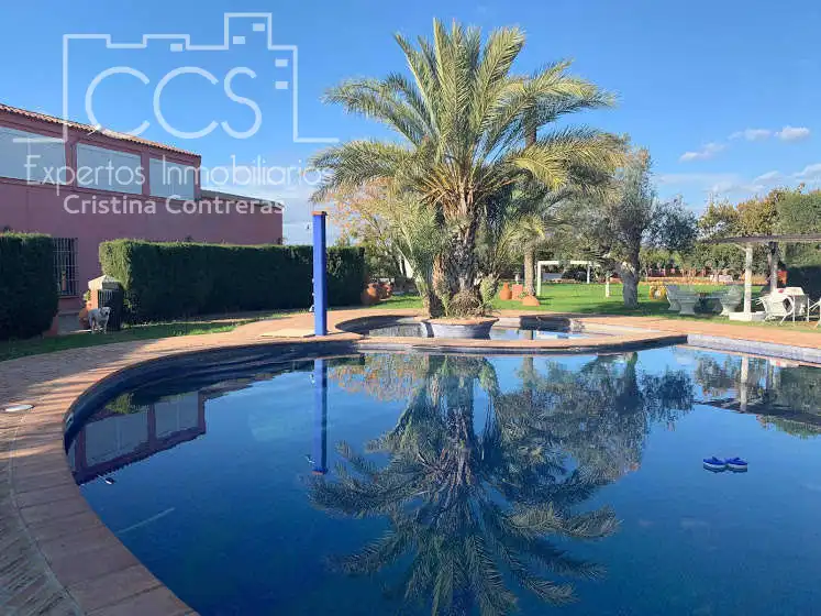 Jardín de Finca rústica en venta en Alcalá de Guadaira con Piscina y Amueblado