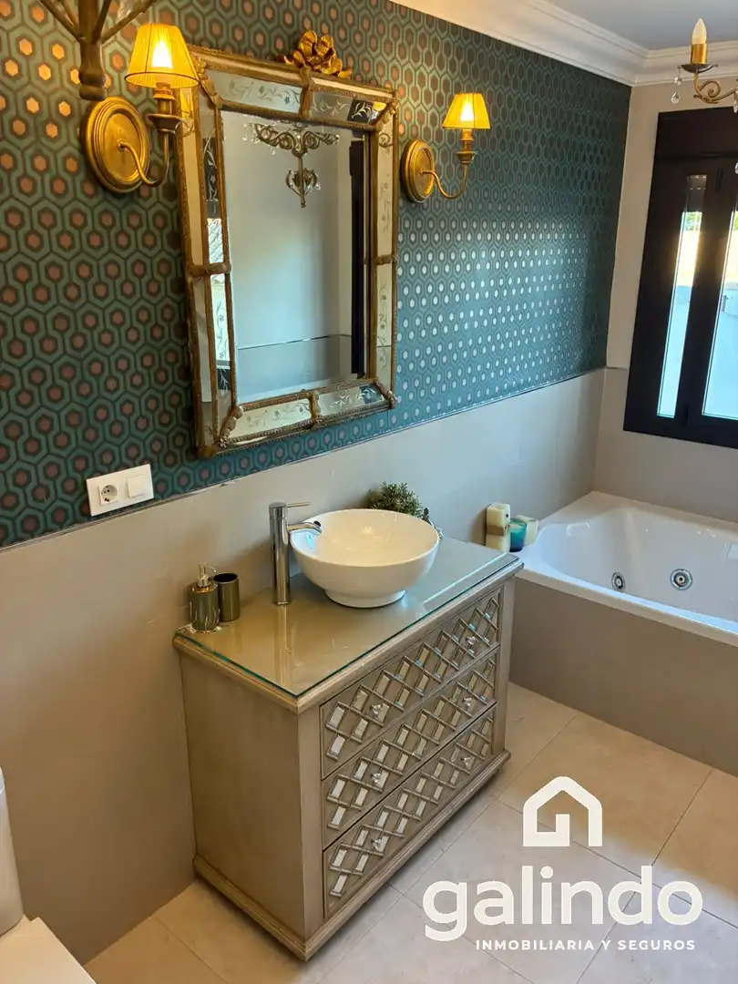Bathroom of Houses for sale in Marchena  with Swimming Pool and Community pool