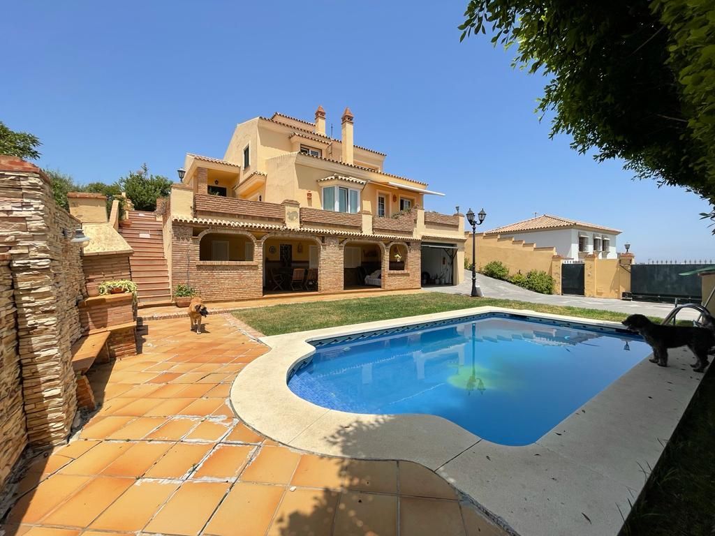 Vista exterior de Casa o xalet en venda en Algeciras amb Aire condicionat, Calefacció i Jardí privat