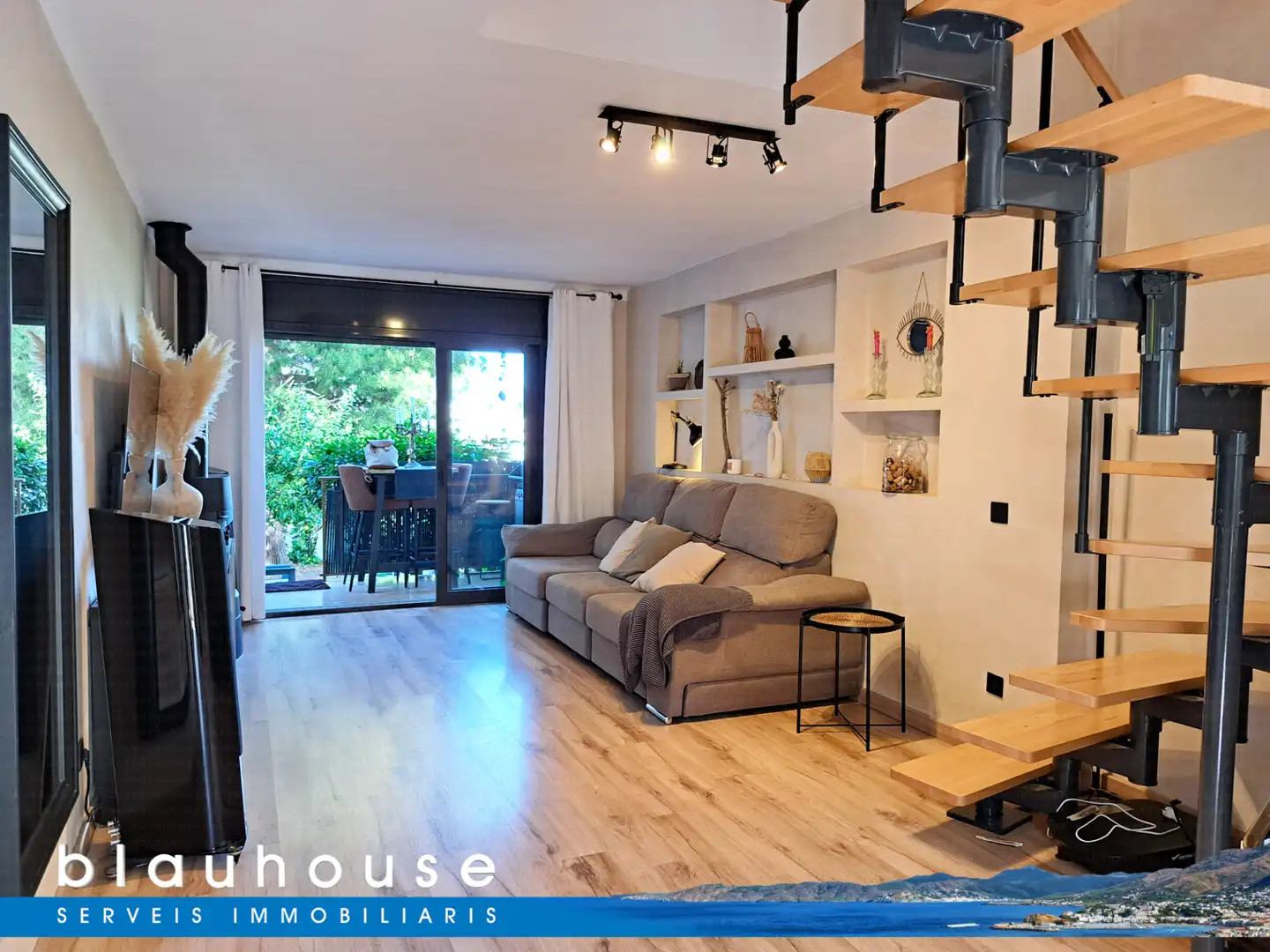 Sala d'estar de Casa adosada en venda en Llançà amb Jardí privat, Parquet i Terrassa