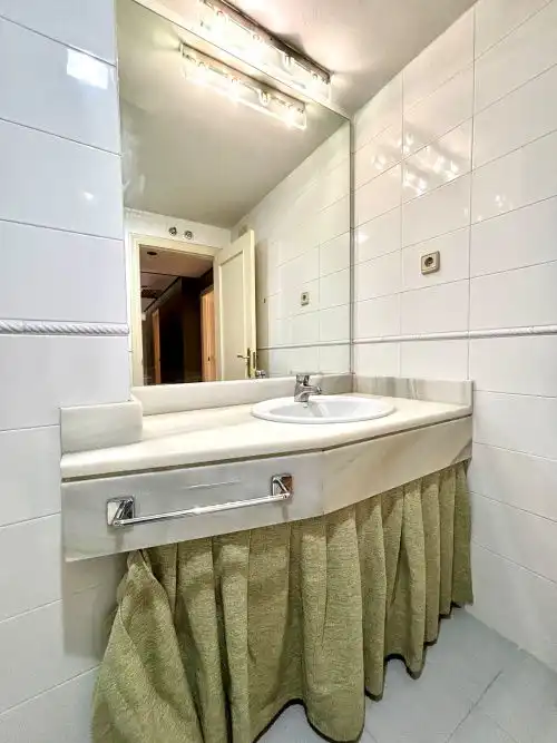 Bathroom of Flat for sale in Madrid  with Air Conditioner, Heating and Parquet flooring