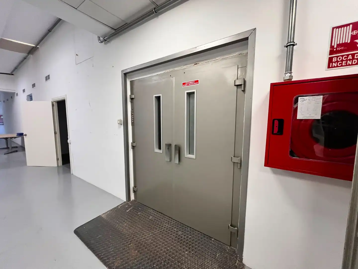 Nau industrial de lloguer en Barcelona amb Calefacció i Alarma